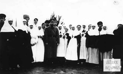 Николай II и сестры милосердия 1-го лазарета Георгиевской общины Вилейки.1915 год
