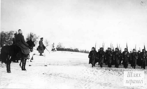 Войска 2-й армии проходят церемониальным маршем перед императором Николаем II во время смотра на станции Вилейка. 1915 год.