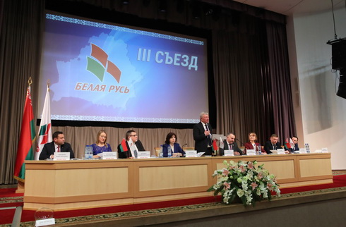 Выступает председатель РОО "Белая Русь" Александр Радьков