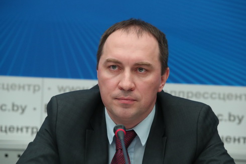 Первый заместитель министра труда и социальной защиты Андрей Лобович на пресс-конференции