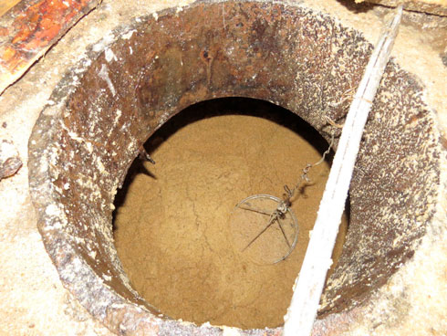 Для хранения самогонной браги в землю была вкопана многотонная цистерна