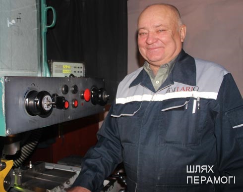 Валерий Чернявский работает на “Стройдеталях” шлифовщиком 6го, высшего, разряда