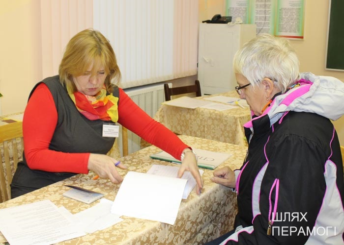 Ставит подпись Алла Валентиновна