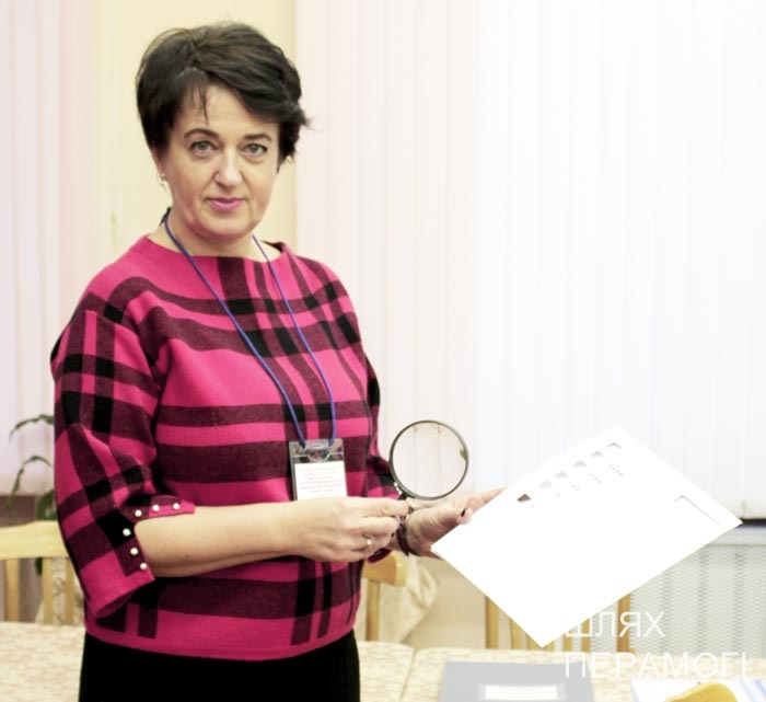 Инна Крышковская демонстрирует приспособления для незрячих и слабовидящих людей