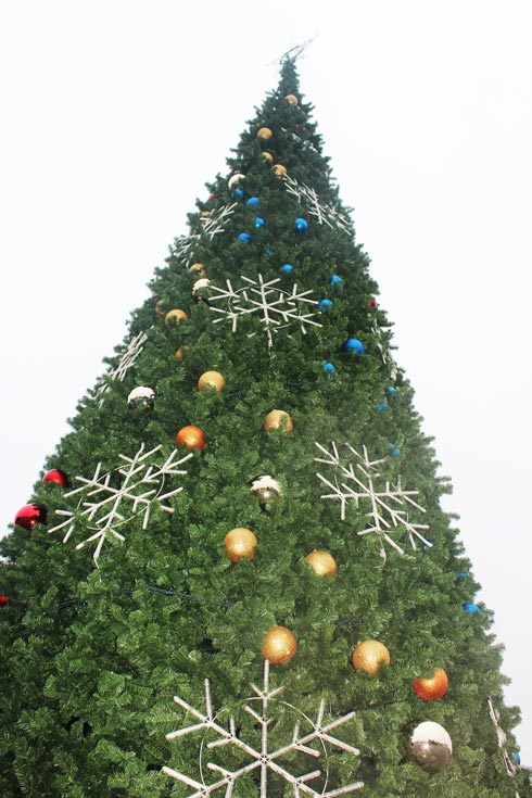 Плюсы искусственной елки. Намотать гирлянду на елку. Красиво украсить елку гирляндой. Вешает гирлянду на елку. Елка каждому.