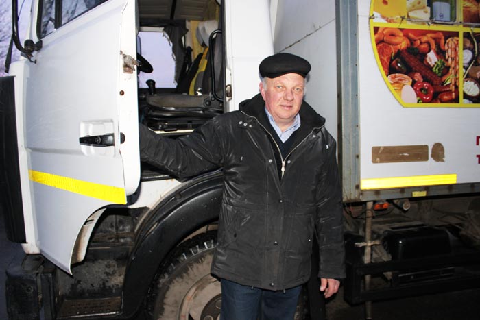 Загрузіўшыся неабходным людзям таварам, аўтакрама Уладзіміра Грэля бярэ курс на вёскі