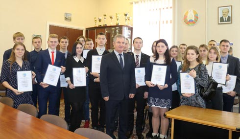 Варвара Кудровец (первая слева) после вручения свидетельств стипендиатам
