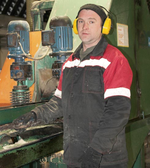 Его основная работа распил – дерева на доску